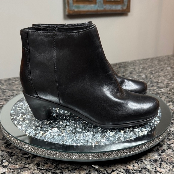 Easy Spirit Shoes - Easy Spirit leather Black Ankle Booties New 7.5W